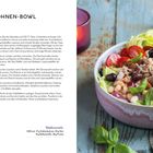 THUNFISCH-BOHNEN-BOWL MIT PAPRIKA-DIP. Rezept und Zubereitung links, bunte Salatschüssel rechts, Lebensmittel abgebildet.