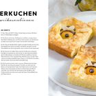 "BUTTERKUCHEN mit Aprikosenbienen" und ein Rezepttext. Rechts, drei Kuchenstücke mit dekorativen Aprikosen und Mandelblättchen auf einem Teller.