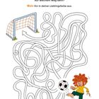 "Pumuckl schießt und ... TOOOOOOOOOR!!! Auf welchem Weg denn? Male ihn in deiner Lieblingsfarbe aus."  
Ein Labyrinth mit Pumuckl, der einen Ball schießt.