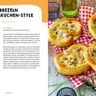 "Brezeln Flammkuchen-Style", Zutaten und Zubereitung links. Rechts knusprige Brezeln auf rot-weiß kariertem Tuch.