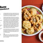 "Bao-Buns mit Schweinefleisch" Rezepttext auf der linken Seite. Rechts Teller mit goldbraunen Bao-Buns und eine Schale mit dip.