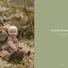 "Pikkuromola" und "Die Kinderversion von Romola" stehen auf einer olivgrünen Fläche. Zwei Kinder in gestrickter Kleidung lächeln im Wald.