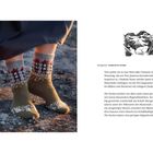 Text: "Dreaming. Designerin Charlotte Stone." 
Person trägt gestrickte Socken mit Landschaftsmuster, Illustration von Muminlandschaft.