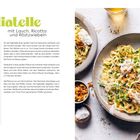 "Tagliatelle mit Lauch, Ricotta und Röstzwiebeln" Rezept. Links Zutaten und Zubereitungstext, rechts ein angerichteter Pastateller.