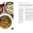 "Murgh Chole | Chicken with Chickpeas" steht oben. Links Schüsseln mit Hühnchen, Reis und Salat. Rezept und Anleitung rechts.