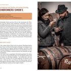 Feinbrennerei Simon’s, Alzenau; Frau und Mann probieren Whiskey; Schrift auf Fässern; warme, ländliche Atmosphäre.