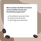 Frage: Wann werden die Bohnen bei der nassen Aufbereitung vom Fruchtfleisch getrennt? Optionen: a) Eine Woche b) Sofort c) Drei Tage. Hintergrund mit Kaffeebohnen-Illustrationen.