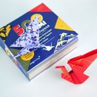 Ein blaues Origami-Papier-Pack mit einem lila Schmetterling oben und einem roten Kranich daneben.