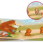 Text: "Doch auch Streit gehört dazu, ein kribbelndes Gefühl von Wut. Nehmt euch in den Arm, ihr zwei, denn so wird alles wieder gut!"  
Illustration: Ein großer Bär hält eine Taube mit einem Olivenzweig, ein Eichhörnchen sitzt vor einem Felsen, ein Bärenjunges sitzt traurig.