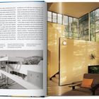 Text über Architektur und Bauweise von Neutra. Links Schwarz-Weiß-Foto eines modernen Gebäudes, rechts ein heller Raum mit großen Fenstern und Pflanzen.