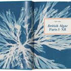 "1843–1851 British Algae Parts I–XII" auf blauem Hintergrund mit weißen Algenabbildungen.