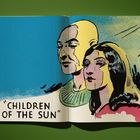 Text: "CHILDREN OF THE SUN." Illustration: Zwei stilisierte Gesichter, ein Mann und eine Frau, auf blauem Hintergrund.