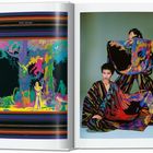 Issey Miyake 1976. Links ein farbenfrohes, fantasievolles Gemälde mit Tieren; rechts ein Model in bunter Kleidung mit Muster.