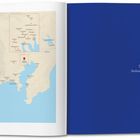 Links: "Karte der sechsunddreißig Ansichten des Berges Fuji." Rechts: Blauer Hintergrund, "Katsushika Hokusai".