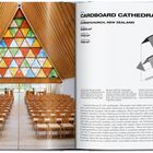 Text: Cardboard Cathedral, Christchurch, New Zealand. Beschreibung der Kathedrale aus Papprohren. Links: Innenraum mit buntem Dreieckfenster.