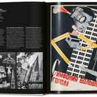 Links: Texte zu "Simfonija Bolšogo Goroda" in vier Sprachen. Rechts: Bunter Mensch-ähnlicher Roboter auf Gebäude.