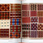 Texte: "THE BOOK OF PRINTED FABRICS", "THE COLOUR INDUSTRY", "204", "205". 
Verschiedene bunte Stoffmuster in karierten und geometrischen Designs.