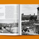 Texte: "Rolk". Zwei Personen auf einem Dach fotografieren in einer städtischen Umgebung. Schwarz-Weiß-Fotografie.