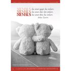 Text: "NIEMALS die einen gegen die andern..." (von Lothar Zenetti). Zwei Plüschbären umarmen sich, schauen auf ein Meer.