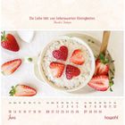 Text: "Die Liebe lebt von liebenswerten Kleinigkeiten. Theodor Fontane." 
Eine Schale Müsli mit erdbeerförmigen Herzen, Erdbeeren daneben, darunter ein Juni-Kalender.