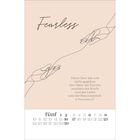 "Fearless. Denn Gott hat uns nicht gegeben den Geist der Furcht, sondern der Kraft und der Liebe und der Besonnenheit. 2. Timotheus 1:7." Unten befindet sich ein Kalender für den Monat Mai. Oben in der Mitte eine Illustration zweier Hände, die sich fast berühren.