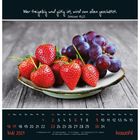 In weißer Schrift steht: "Wer freigebig und gütig ist, wird von allen geschätzt. Sprüche 19,22". Erdbeeren und Trauben auf Teller.