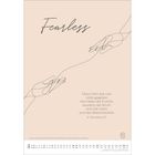 "Fearless. Denn Gott hat uns nicht gegeben den Geist der Furcht, sondern der Kraft und der Liebe und der Besonnenheit. 2. Timotheus 1,7." Eine minimalistische Zeichnung zeigt zwei Hände, die sich berühren. Kalenderseite unten.