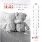 "Niemals die einen gegen die andern..." Zwei Teddys umarmen sich auf einer Mauer. Rechts ein Mai-Kalender mit roten Sonntagen.