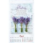 „Sei barmherzig“. Darunter Lavendelsträuße, ein Kalender für August mit rot markierten Sonntagen.