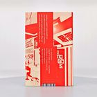 Roter Hintergrund mit Text: "Ich wünschte, ich könnte dreimal am Tag Instantnudeln essen und trotzdem...". Zeichnungen von Gebäuden.