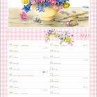 Kalenderseite Mai mit Feiertagen wie Muttertag und Pfingsten. Illustration: Bunter Blumenstrauß und Schmetterling.