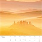 Kalenderseite für Mai mit Feiertagen; darunter ein Landschaftsbild mit Hügeln, Zypressen und einem Gebäude im Morgenlicht.