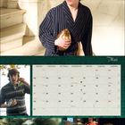 Kalenderblatt für Mai mit Bildern aus einem Film: eine Person im Schlafrock mit goldener Kugel, andere in Entspannung.