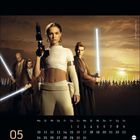 Kalenderblatt für Mai mit Charakteren, die Lichtschwerter tragen. Hintergrund zeigt einen Sonnenuntergang und eine Armee.