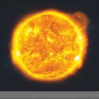 "05 | MAI" und Zahlenreihe am Rand. Zentrales Objekt: Leuchtende, gelbe Sonne im Weltraum mit dunklem Hintergrund.