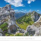 MAI. Kalenderansicht mit Berglandschaft, markante Felsformationen und grünes Tal unter blauem Himmel mit weißen Wolken.