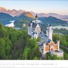 Der Text "MAI" ist unten rechts. Kalenderdaten sind darunter aufgelistet. Das Bild zeigt Schloss Neuschwanstein umgeben von Wäldern.
