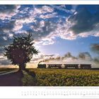 Im Bild unten steht "MAI". Oben ein Baum am Feldrand, eine dampfende Lokomotive fährt vorbei, Himmel mit Wolken.