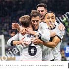 "Veröffentlichkeitsabbildung" im Vordergrund. Vier Fußballspieler der deutschen Nationalmannschaft umarmen sich jubelnd.