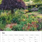 Tabelle mit Monatskalender für Mai und Feiertagen. Oberhalb ein lebendiger Garten mit Bank und Rotbuche.