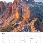 Kalender für Mai, zeigt eine Berglandschaft mit roten Gipfeln. Feiertage: Maifeiertag, Christi Himmelfahrt, Pfingsten.