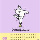 Text: "PURRformer", darunter ein Monat mit Zahlen. Illustration: Eine Katze balanciert auf einem Ball, Hintergrund lila.