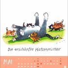 "Die erschöpfte Katzenmutter" zeigt eine relaxte Katze mit spielenden Kätzchen. Unten sind Kalenderdaten für Mai dargestellt.