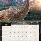 „Mai“ und „GALLIMIMUS“. Kalender zeigt einen Dinosaurier, Landschaft im Hintergrund. Feiertage: Maifeiertag, Christi Himmelfahrt.