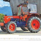 Text: "MAI", Kalenderdaten 1-31. Ein roter SAME Falcon Traktor vor einer Holzhütte, Berge im Hintergrund.