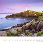 Kalender für Mai. Küstenszene mit Leuchtturm auf Klippen, umgeben von violetten Blumen und sanfter Meeresstimmung.