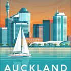 Große Schrift: "AUCKLAND NEW ZEALAND". Illustration einer Stadt am Wasser mit Segelboot.