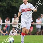 Finn Jeltsch. Ein Fußballspieler in einem weißen Trikot dribbelt auf einem grünen Spielfeld. Am unteren Rand ist ein Kalender.