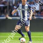 Toni Leistner spielt Fußball, trägt ein blau-weißes Trikot mit "CHECKCARS24". Unten steht der Mai-Kalender von Hertha BSC.