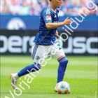 Text: Soufiane El-Faouzi, Vorjahresabbildung, Mai. Ein Fußballspieler in blauem Trikot dribbelt mit dem Ball über den Rasen.